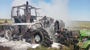 В Мостовском районе во время покоса травы загорелся трактор