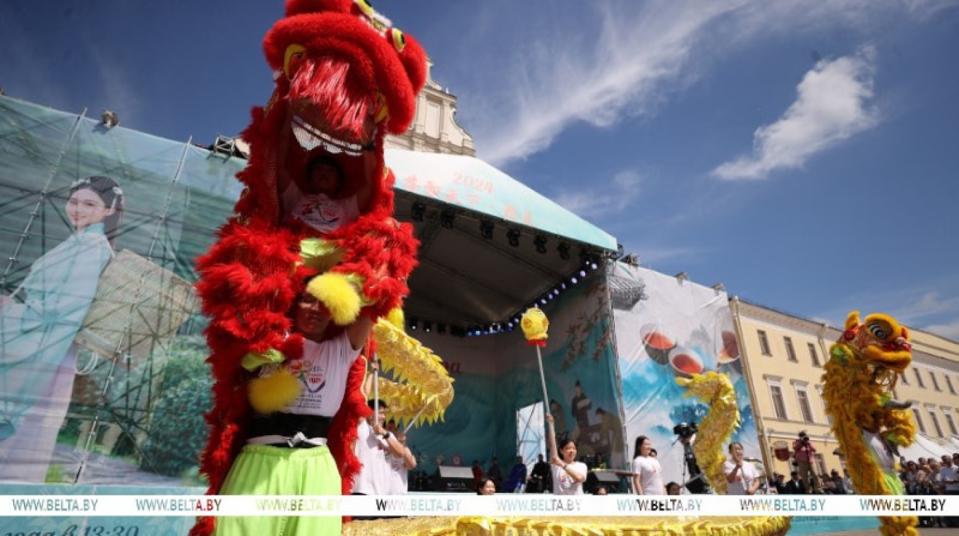 Танец драконов, китайская кухня и мастер-классы. В Минске прошел фестиваль "Чай для гармонии мира"