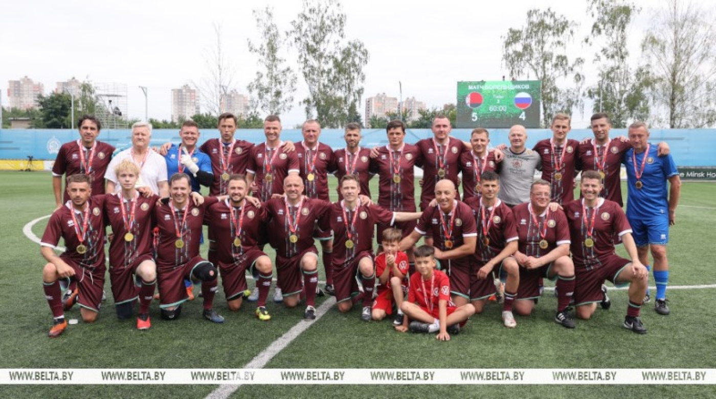 Разогрев перед вечером: команда болельщиков сборной Беларуси победила в товарищеском матче Россию