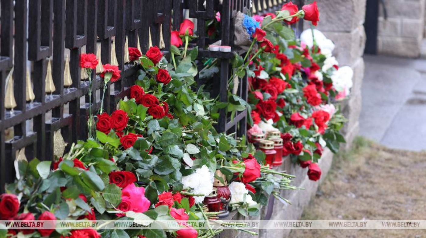 Белорусы скорбят вместе с россиянами. Что происходит у посольства в Минске на следующий день после теракта в Подмосковье