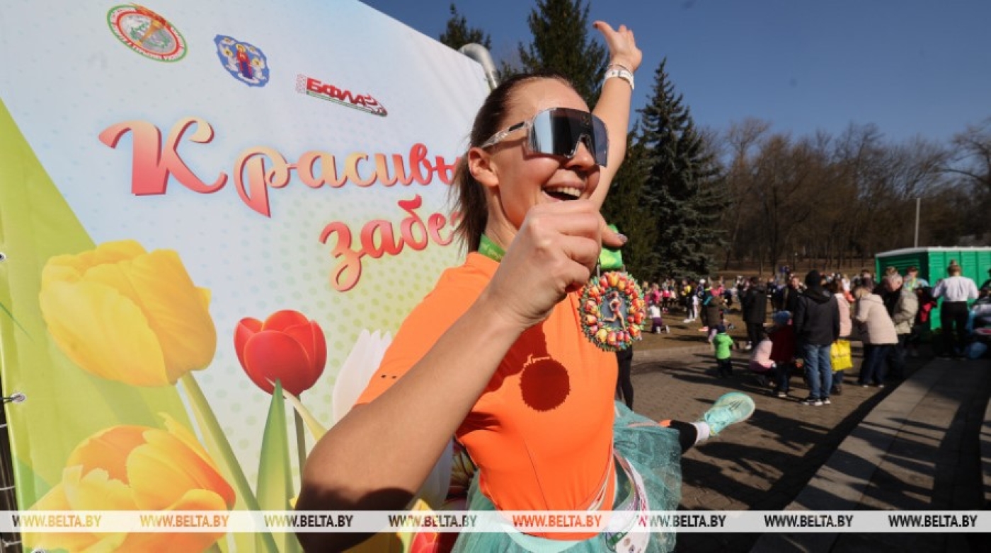 Яркие образы и блестящий макияж - в Минске состоялся "Красивый забег"