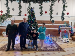 С новогодними поздравлениями и подарками!