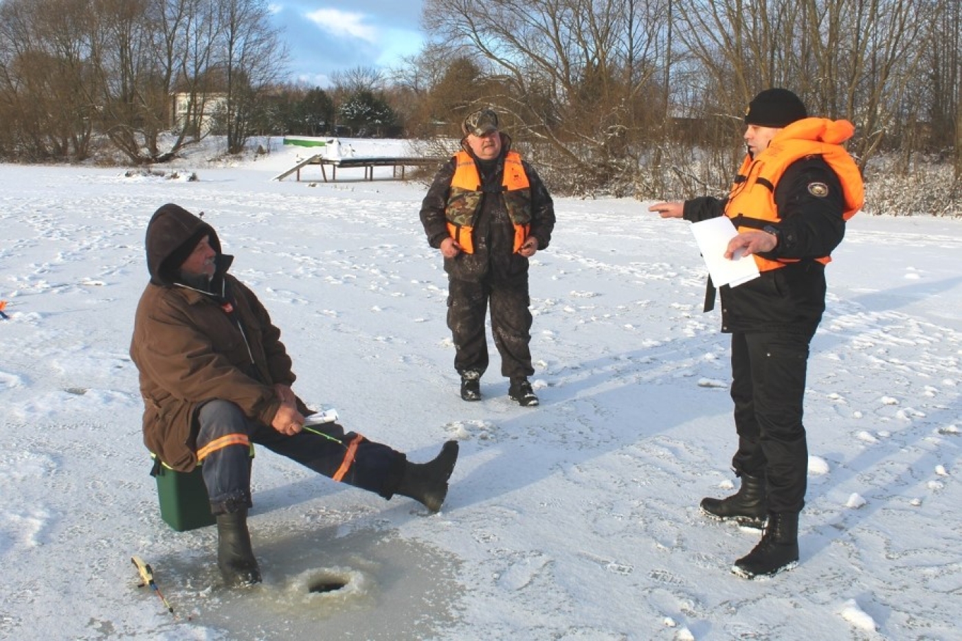 Лед трашчыць, але ж рыбакоў не напалохаць…