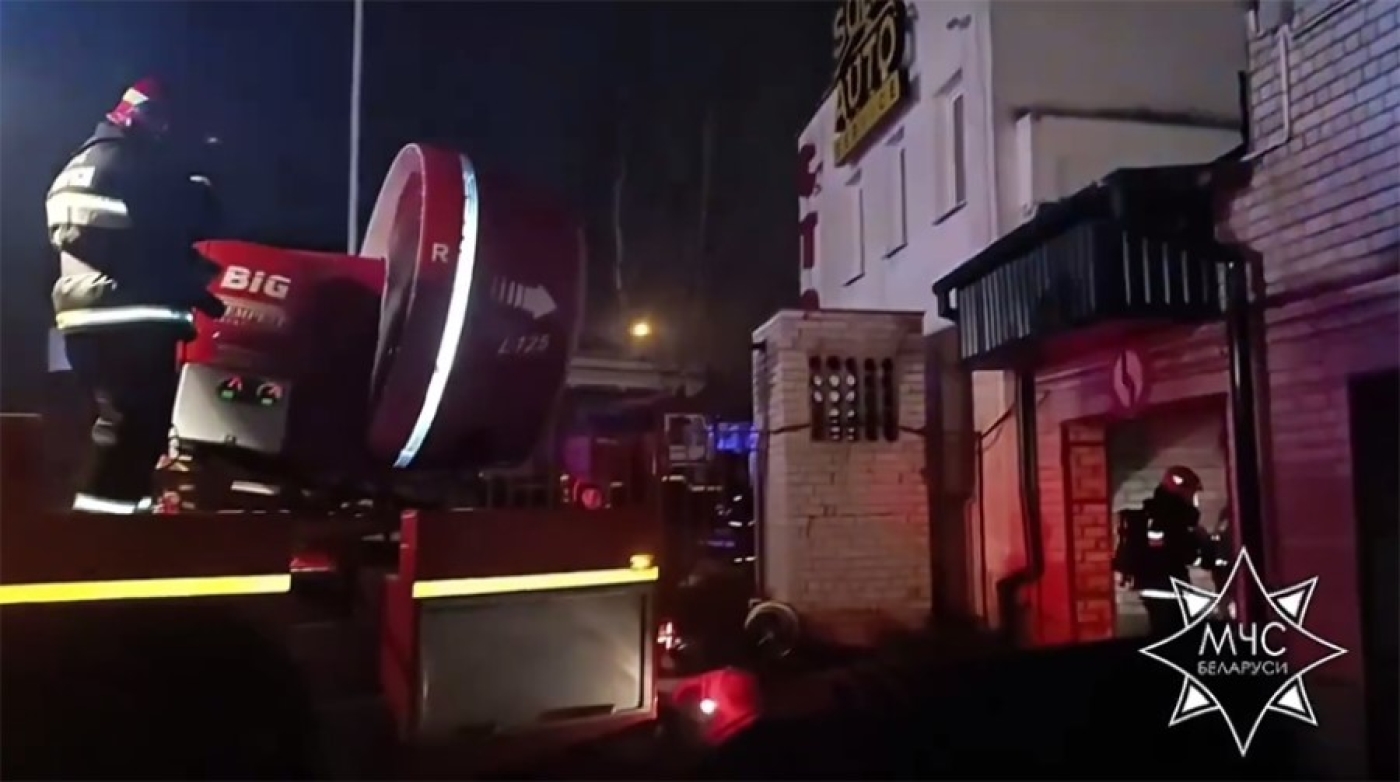 Подразделения МЧС ликвидировали пожар в подземном паркинге в Минске