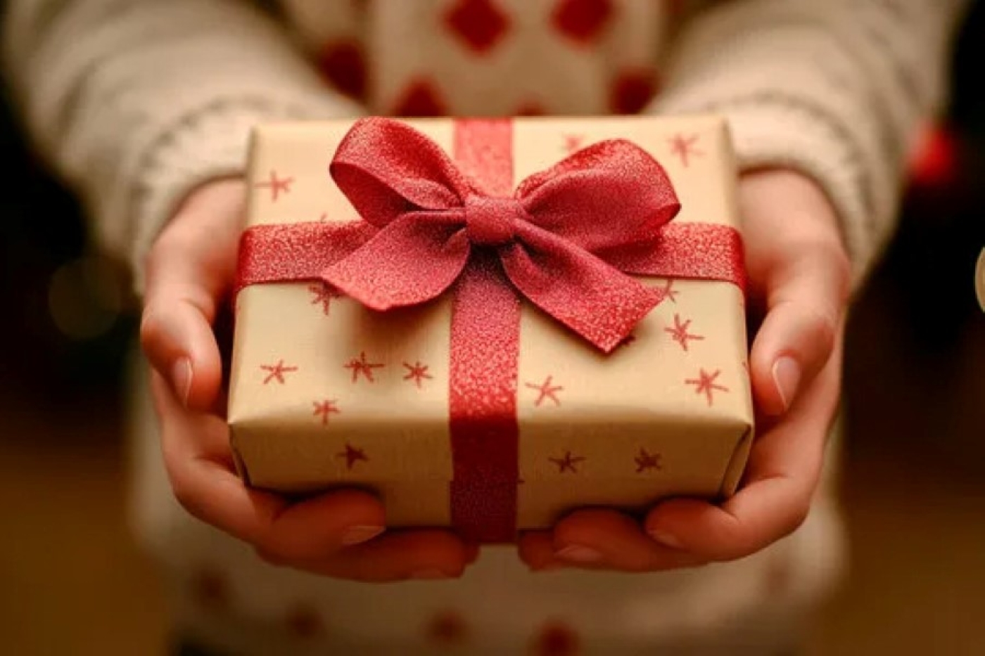 Нужно ли начислять страховые взносы в ФСЗН на стоимость подарков? Ответ Минтруда