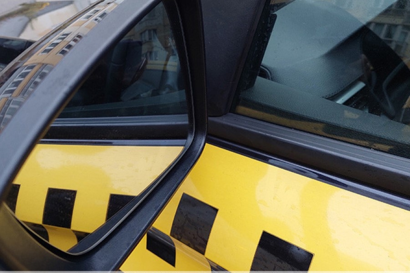 Как пассажиру проверить легальность работы такси, рассказали в Транспортной инспекции