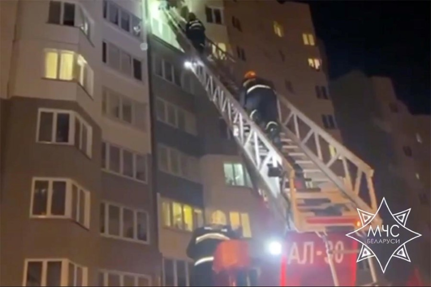 В Минске сотрудники МЧС предотвратили падение мужчины с восьмого этажа