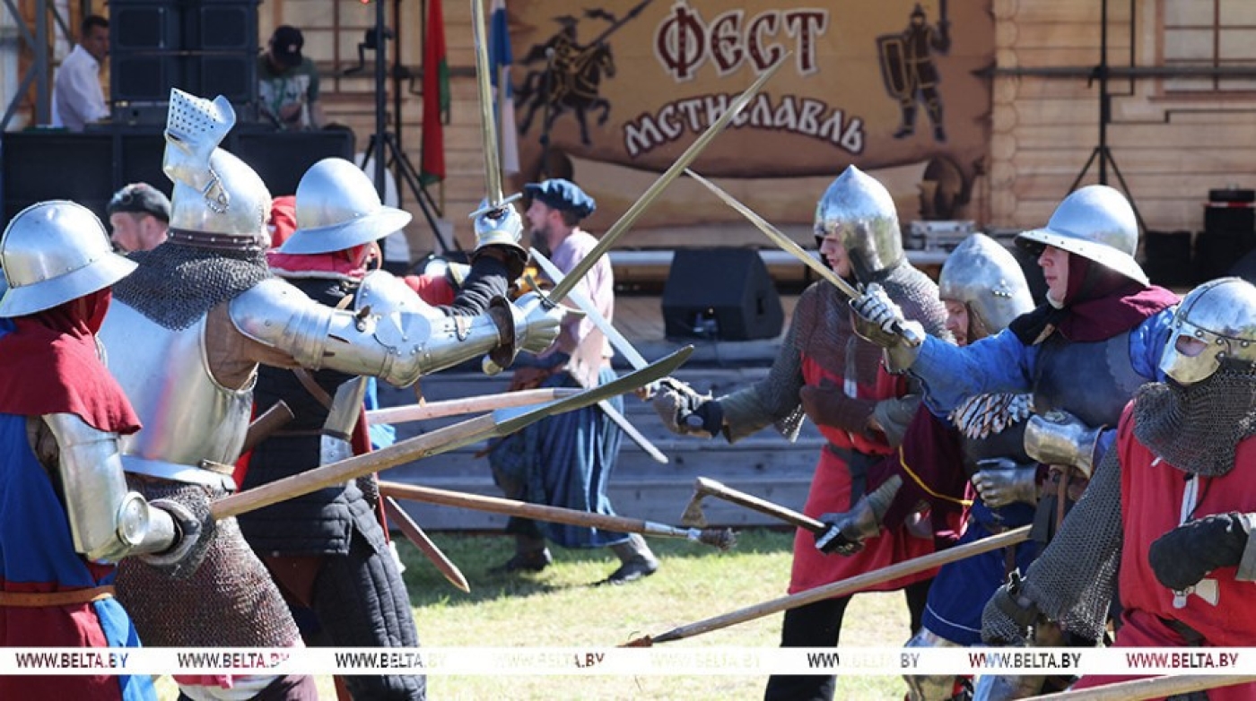 Под звон мечей и алебард в Мстиславле проходит "Рыцарский фест"