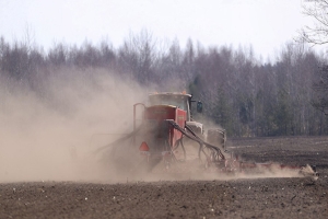 "Все регионы приступили к активному севу". Чем заняты аграрии Беларуси в последнюю декаду марта