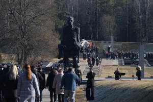 "Пусть скорбь и печаль обернутся в мужество ваше и силу". В Хатыни сегодня проходит всенародная вахта памяти