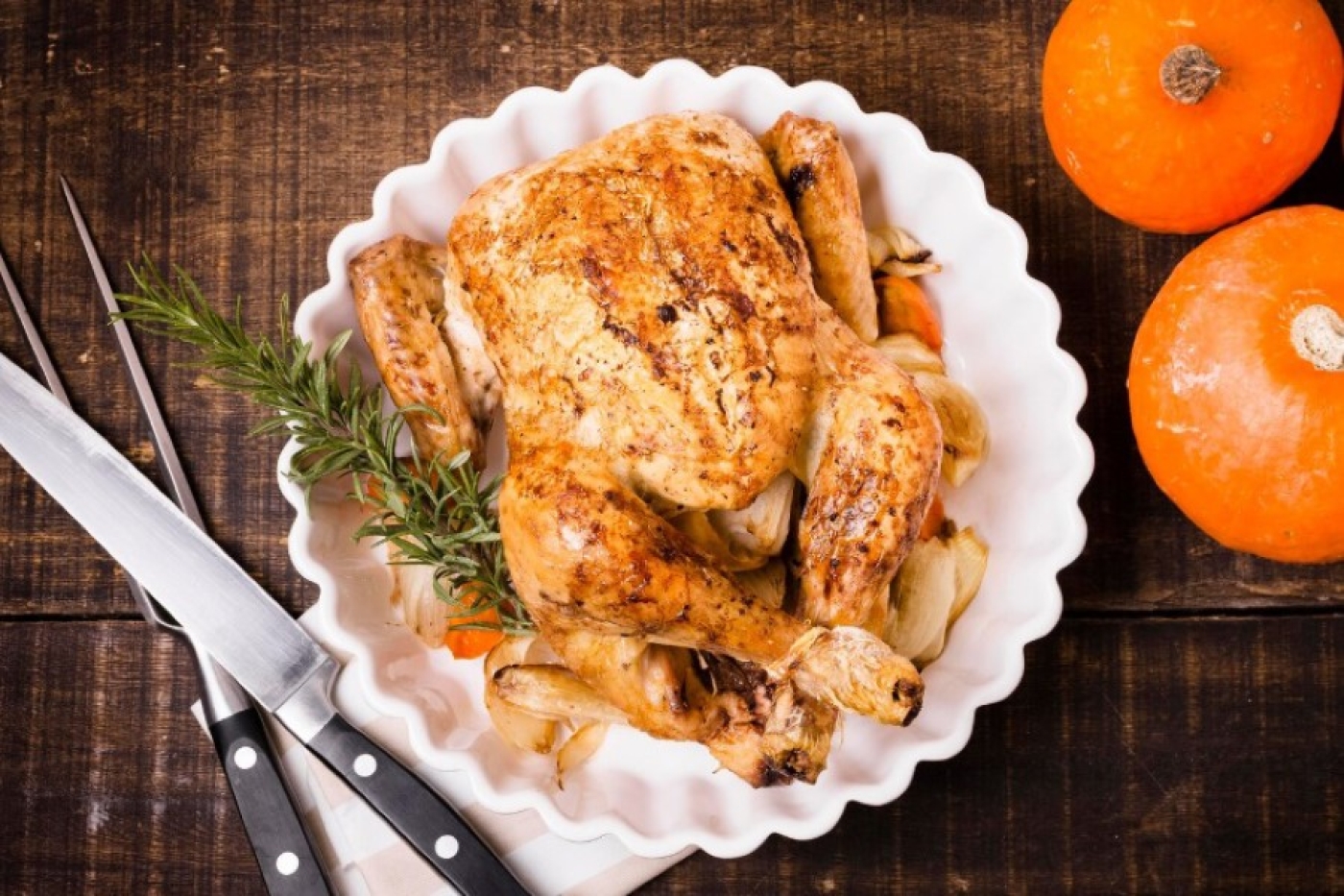 К новогоднему столу: советы, как приготовить сочную и хрустящую курицу в духовке