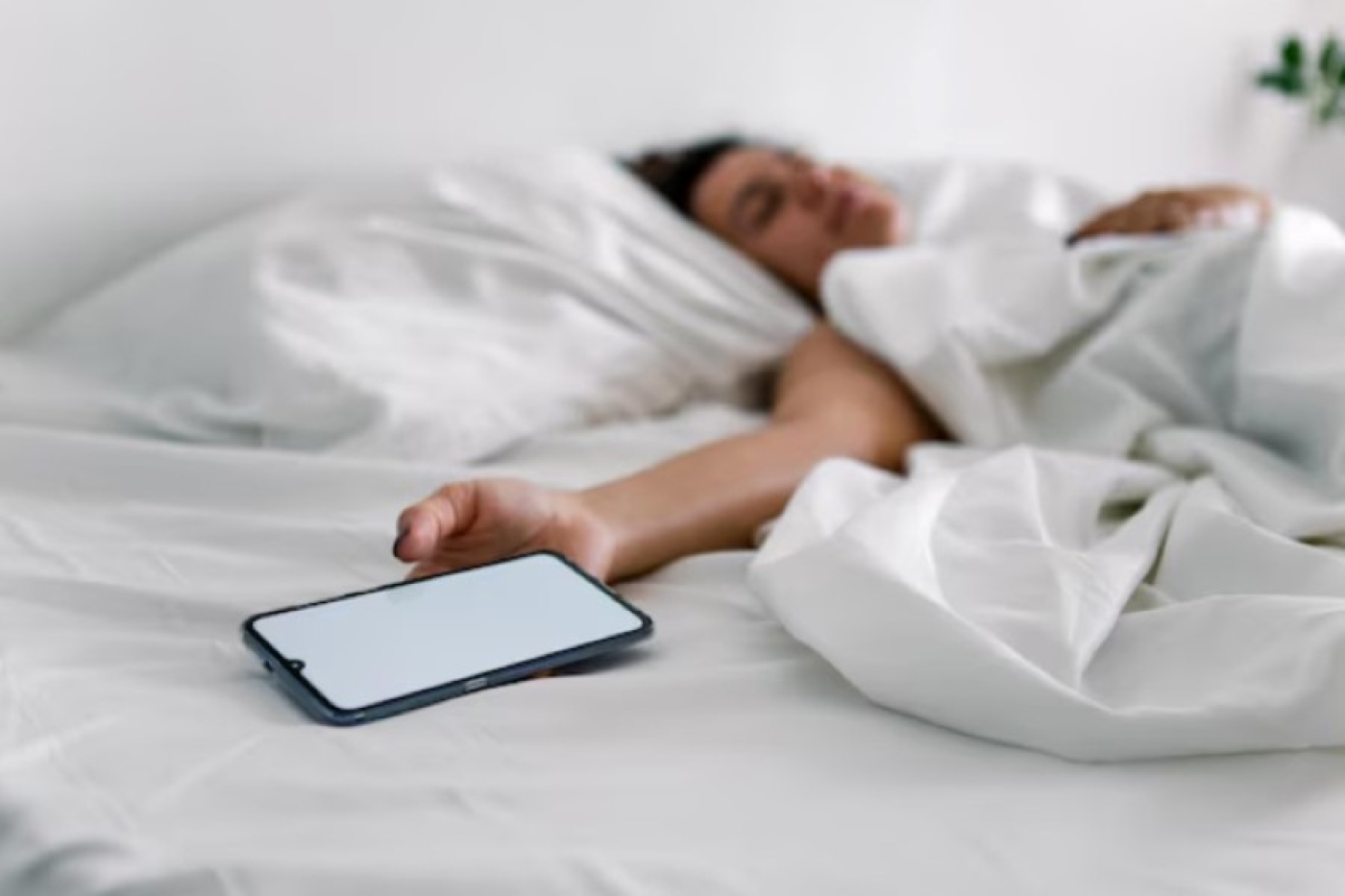 Утро без телефона: почему нельзя использовать смартфон сразу после пробуждения