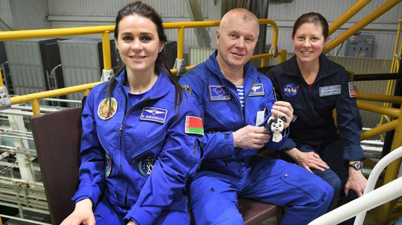 Представительницы Беларуси провели на Байконуре контрольный осмотр корабля "Союз МС-25"