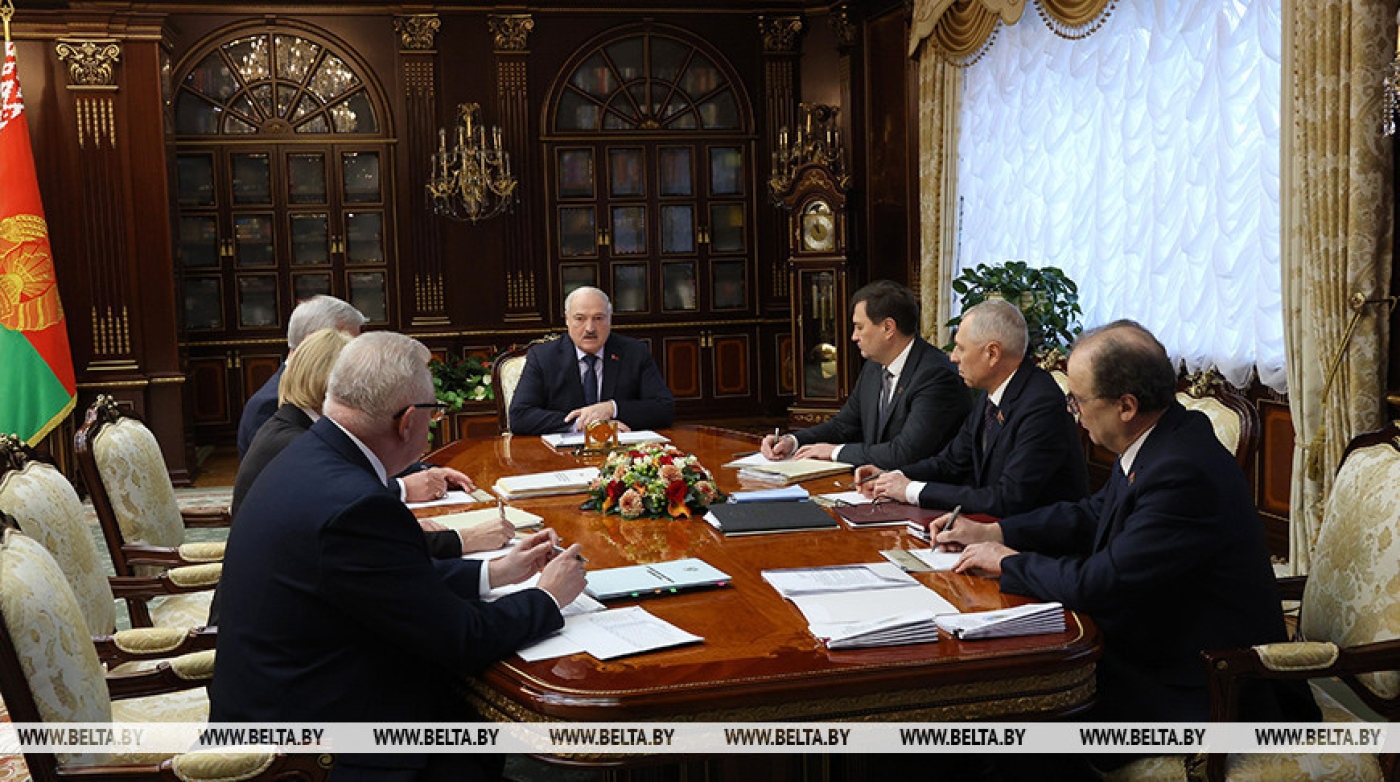 Лукашенко поручил обеспечить поддержку в переходный для белорусского парламента период