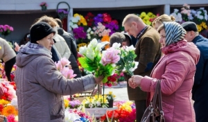 "Ежегодно на полигоны вывозится около 1 млн штук". В Минприроды рассказали о вреде искусственных цветов