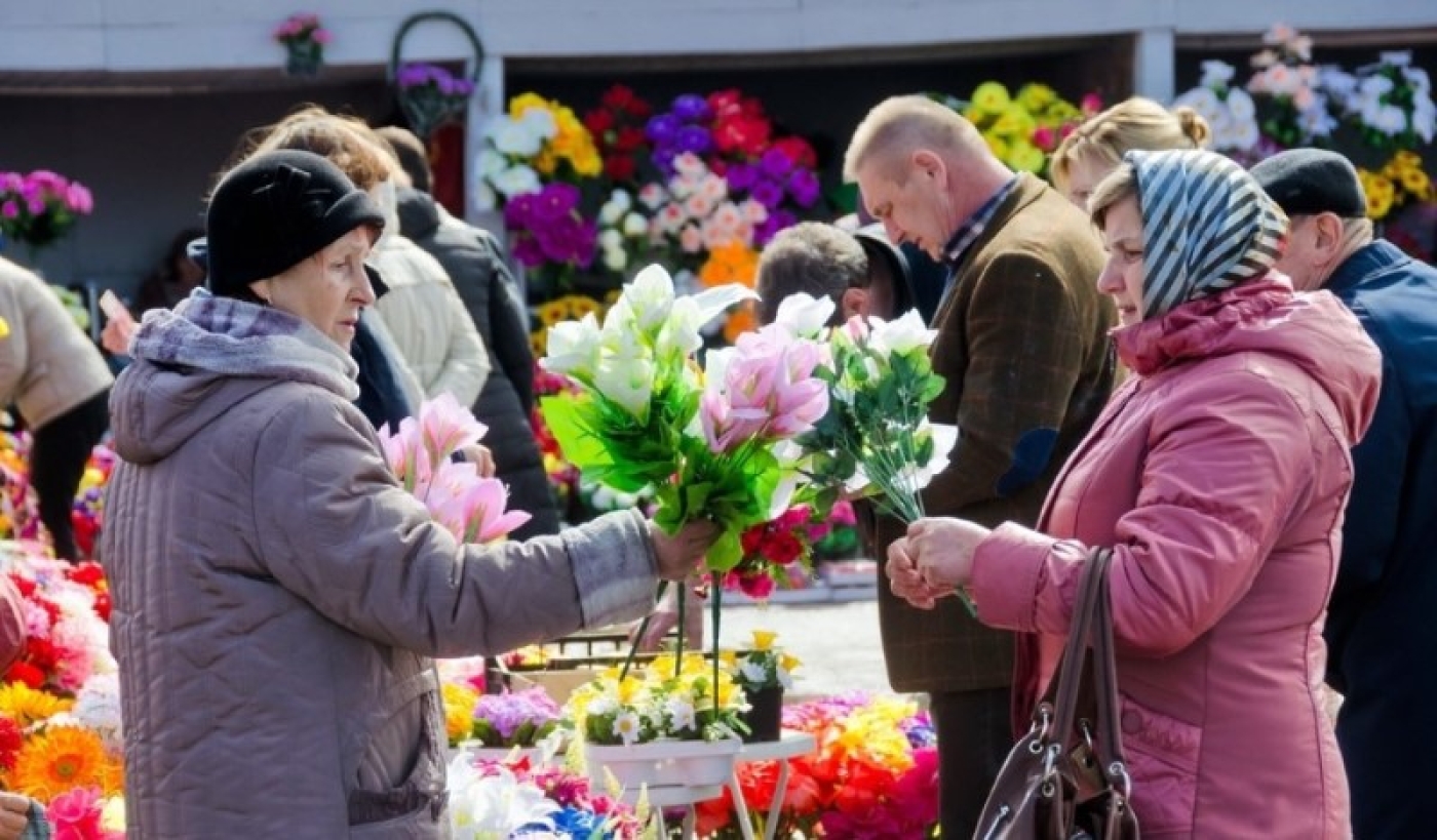 "Ежегодно на полигоны вывозится около 1 млн штук". В Минприроды рассказали о вреде искусственных цветов