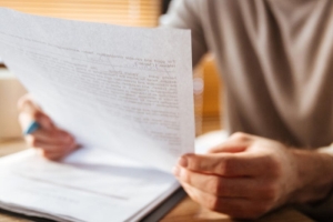 Сроки, оплата, продление и расторжение. Нюансы работы по срочному договору разъяснили в Минтруда