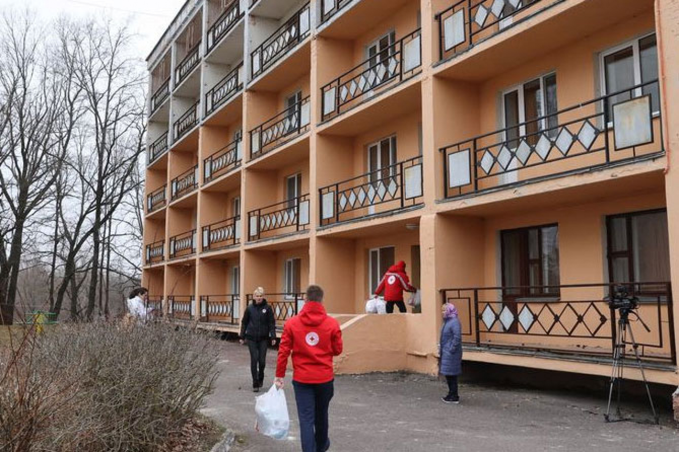 Красный Крест доставил продуктовые и гигиенические наборы к месту размещения граждан Украины