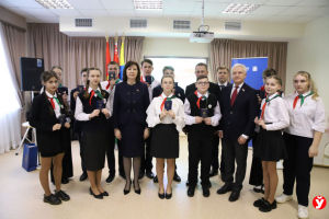 «Теперь мы граждане любимой Беларуси». Турчин и Кочанова вручили паспорта лучшим школьникам области