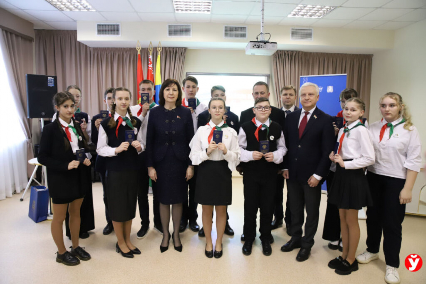 «Теперь мы граждане любимой Беларуси». Турчин и Кочанова вручили паспорта лучшим школьникам области