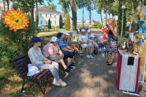 Инклюзивный летний читай-дворик снова собрал компанию на литературных скамеечках в городском сквере