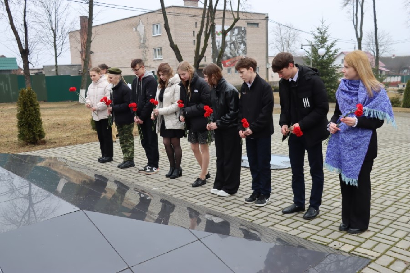 Школьники возложили цветы памятнику погибшим в годы Великой Отечественной войны