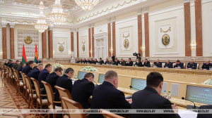 Лукашенко правоохранителям и чиновникам: не самоуспокаивайтесь, нам надо удержать страну