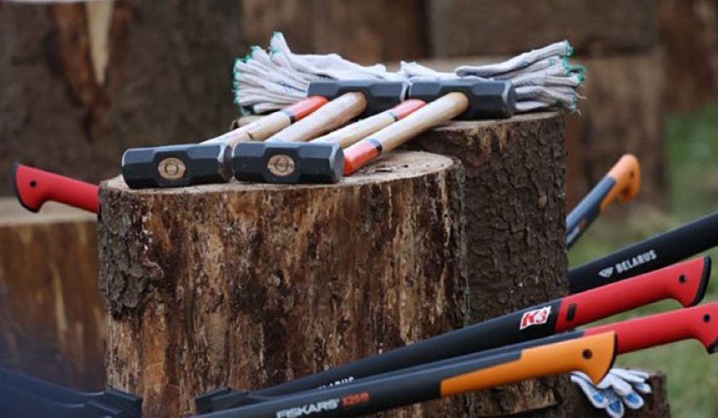 Лукашенко 7 ноября наколол дров и передал привет "доблестным журналистам"