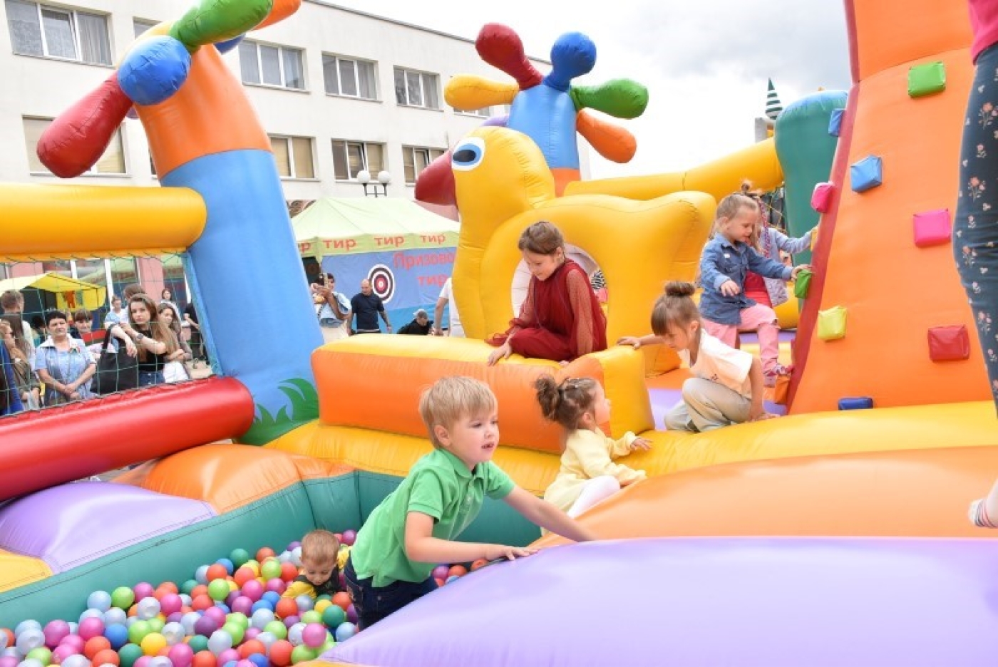 Фотофакт: развлечения и угощения для березинцев и гостей района на городской площади