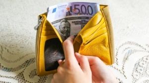 Российский рубль подешевел, доллар и юань подорожали на торгах 18 мая