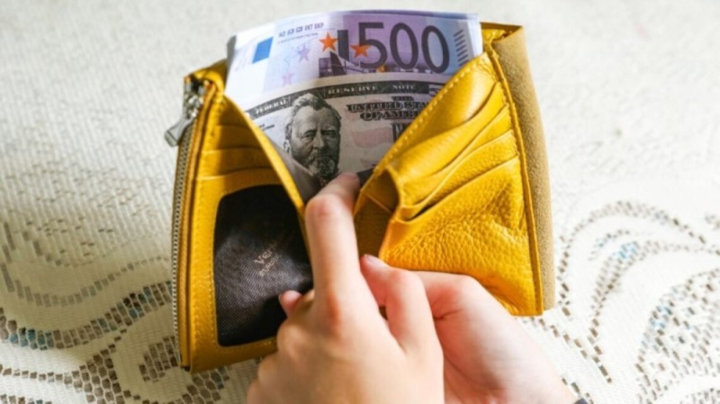 Российский рубль подешевел, доллар и юань подорожали на торгах 18 мая