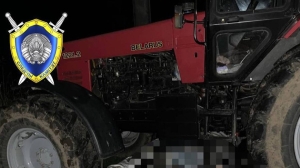 В Ивьевском районе школьница запустила трактор и не справилась с управлением: погиб мужчина