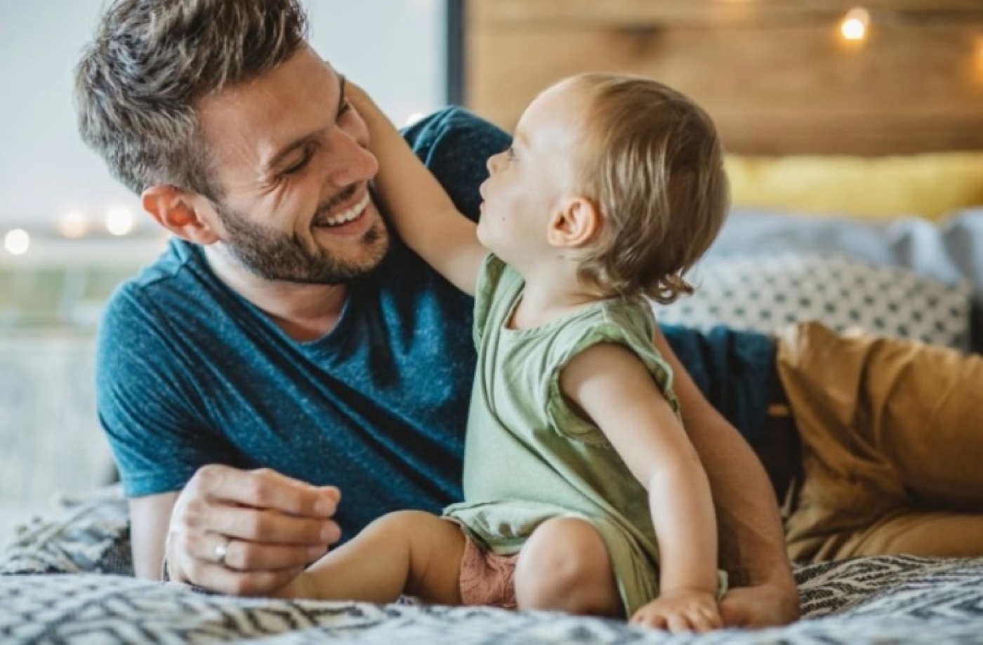 Папа может взять больничный за старшего ребенка, если мама в декрете