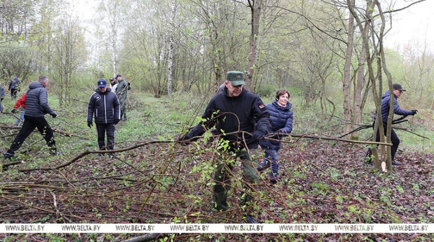 "Эту традицию нужно сохранять, развивать и приобщать молодежь". Сергеенко о субботниках