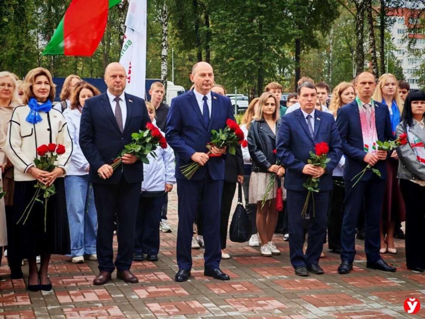 В День народного единства губернатор возложил цветы к памятнику матери-патриотки в Жодино