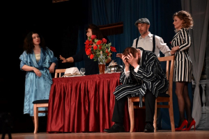 А театральные страсти закипают