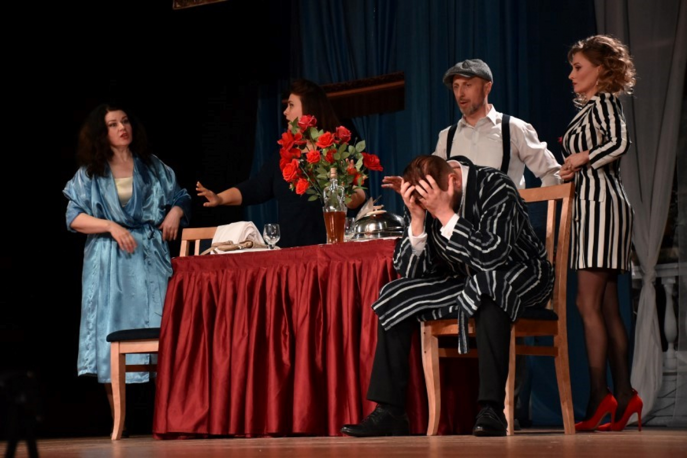 А театральные страсти закипают