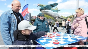 Цветы, песни Победы, музей под открытым небом, выставка оружия. На Кургане Славы проходит областной праздник