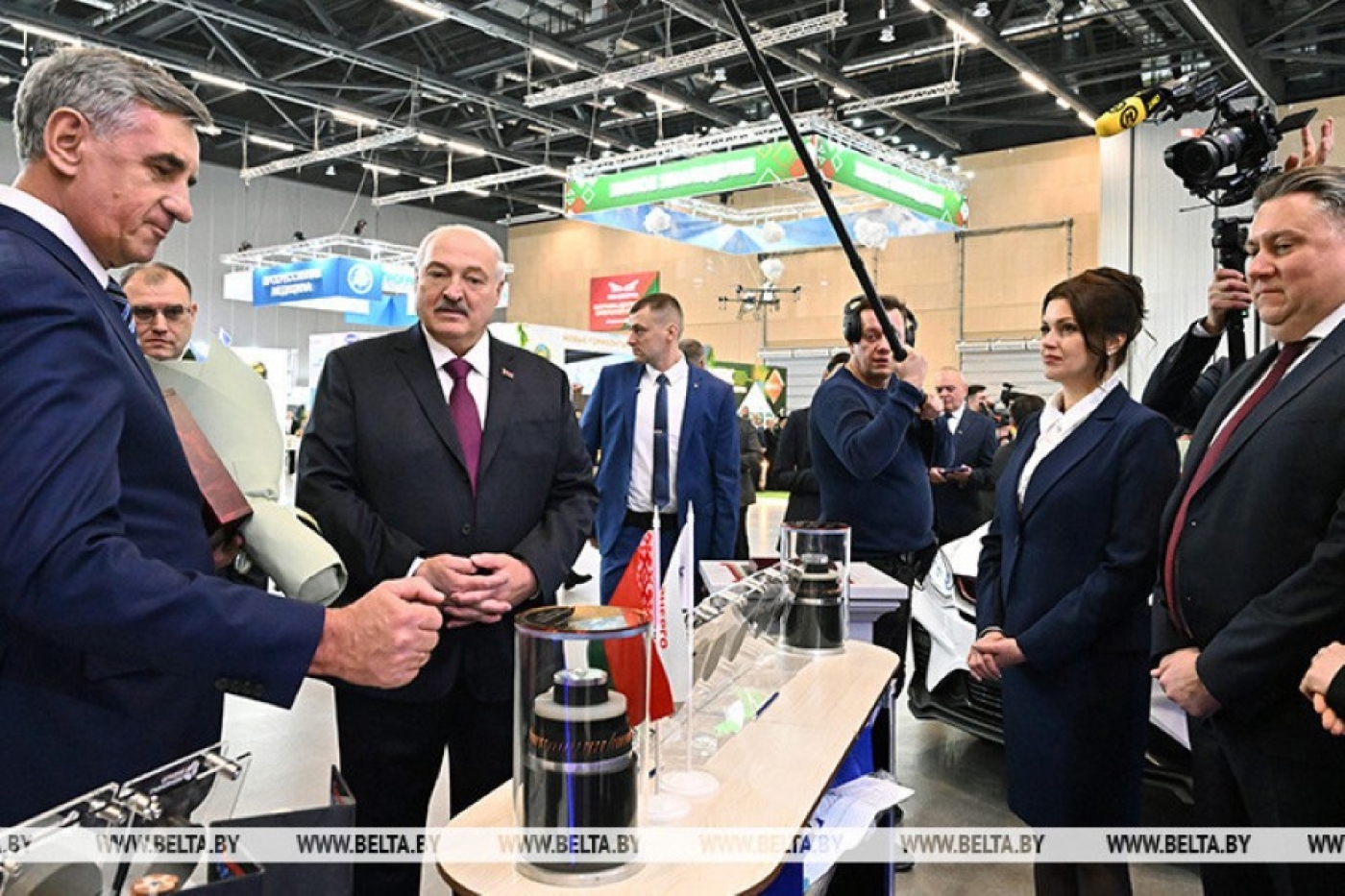 "Не ожидал!" Лукашенко удивился этой отечественной продукции и пообещал приехать на завод