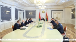 Лукашенко: мы "бросили якорь" в России и Китае, но надо находить пути сотрудничества и с ЕС и не забывать про дальнюю дугу