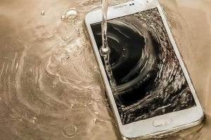 Что делать, если телефон упал в ванну с водой