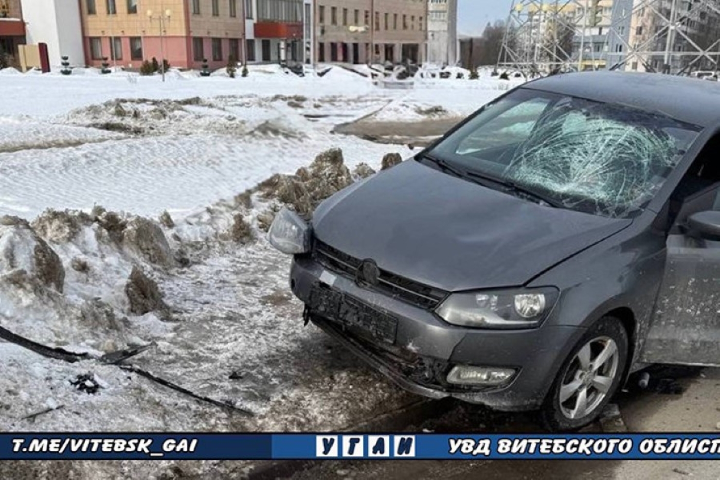В Витебске МАЗ столкнулся с легковушкой, она вылетела на тротуар и сбила мужчину