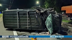 Водитель и пассажир легковушки госпитализированы после столкновения с грузовиком в Бресте