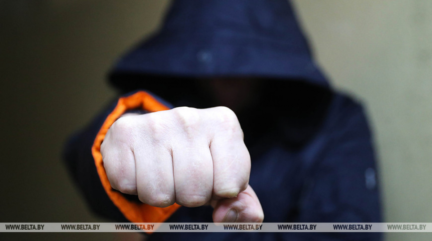 Пьяная компания в минском переходе избила девушку и парня за отказ спеть песню