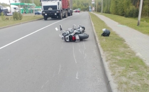 ДТП в Березино: мотоциклист не справился с управлением, наехал на бордюр и попал в больницу