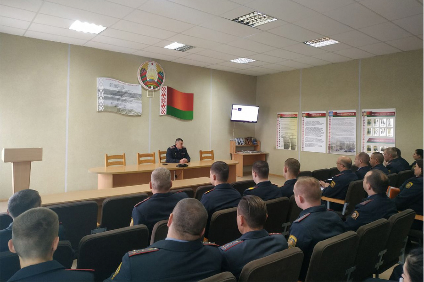 Строевой смотр и открытый разговор: замначальника УВД посетил Березинский РОВД