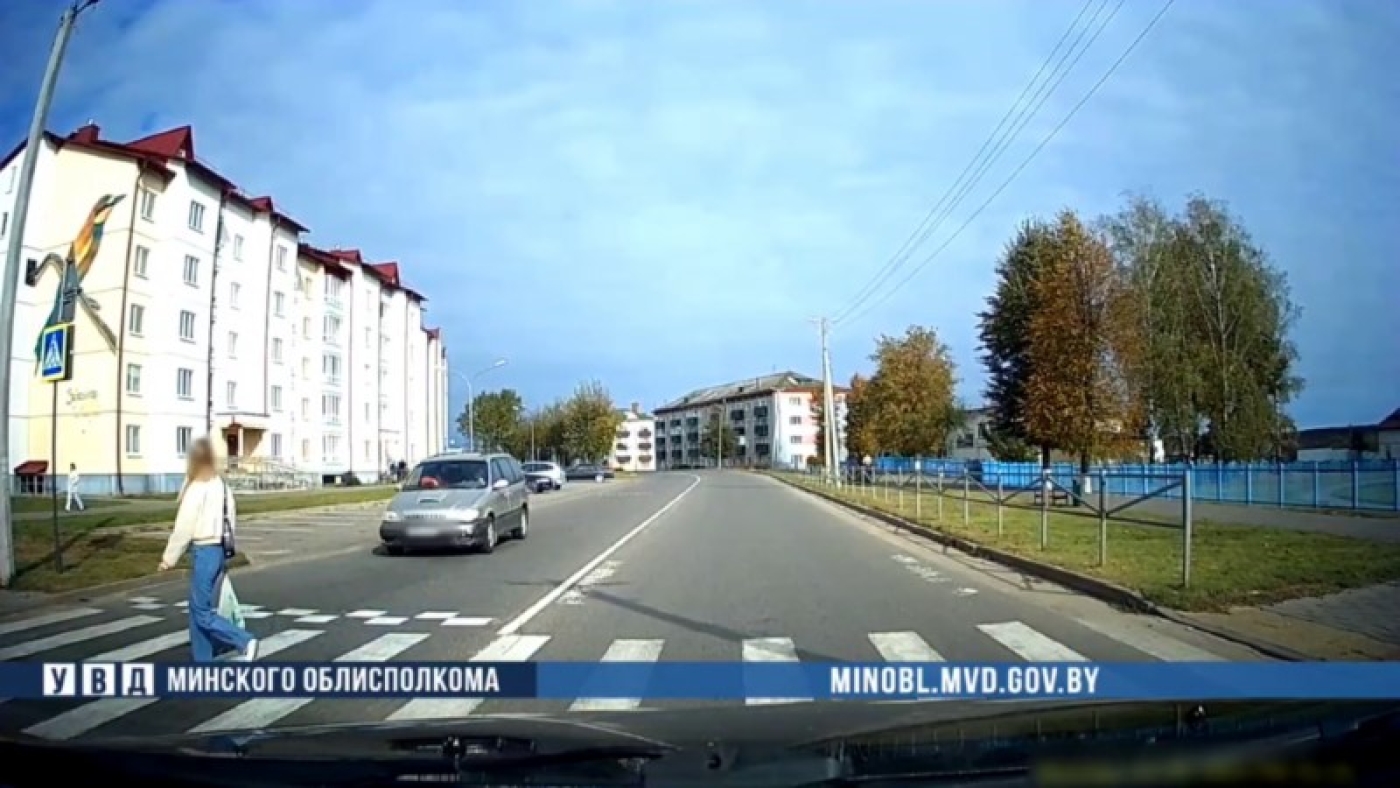 В Березино на пешеходном переходе под колеса авто попала девушка