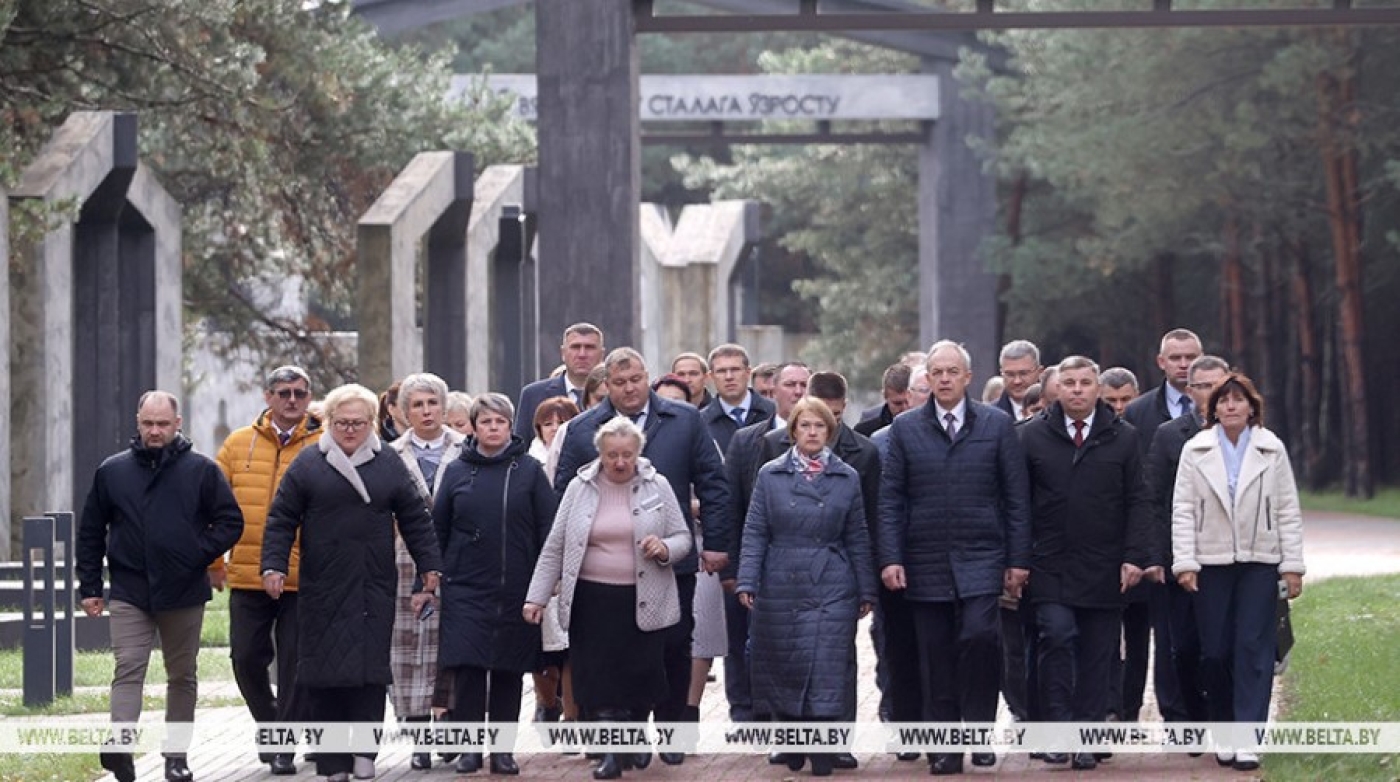 "Такое забыть невозможно!" Сергеенко возложил цветы к мемориалу "Ола" в Светлогорском районе
