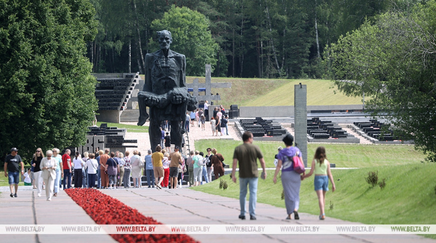 Слезы, память и людская общность. Как проходит 22 июня в Хатыни