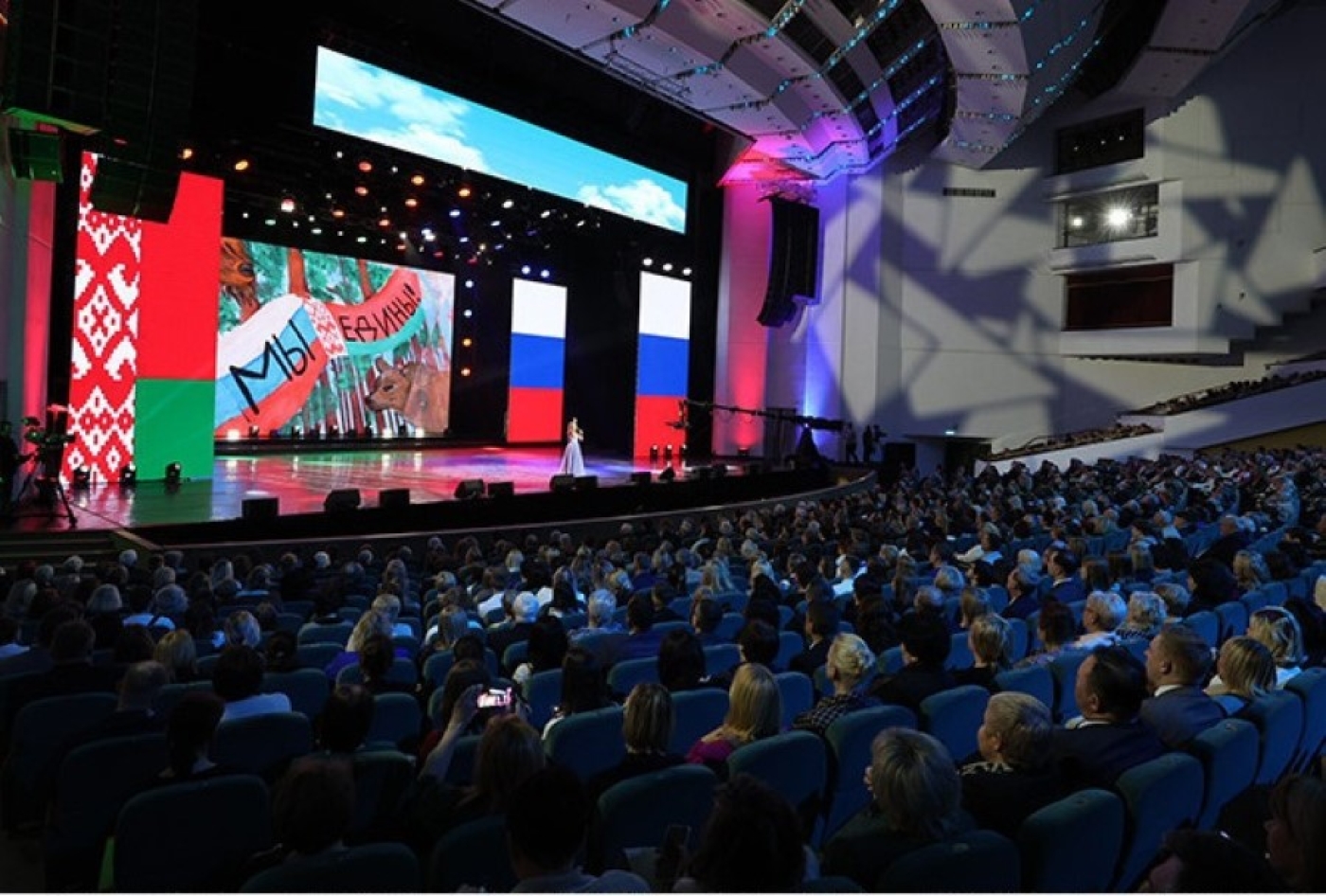 Торжества ко Дню единения народов Беларуси и России прошли во Дворце Республики